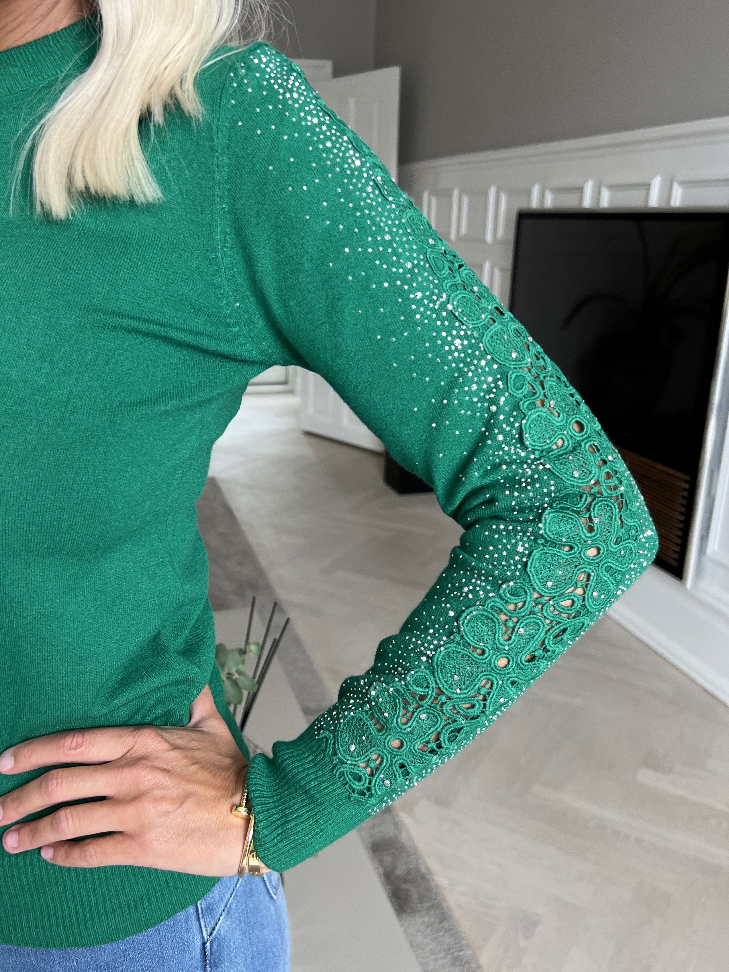 Martine - Mjuk tröja med broderade detaljer och strass på ärmarna